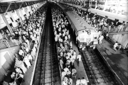 Téléchargez les photos : Heures de pointe, les gens qui attendent le train à Chatrapati Shivaji Terminus CST, Bombay Mumbai, Maharashtra, Inde - en image libre de droit