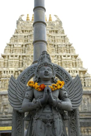 Téléchargez les photos : Statue du véhicule garuda du seigneur Vishnu au temple Channakesava Vishnu ; Belur ; district Hassan ; Karnataka ; Inde - en image libre de droit