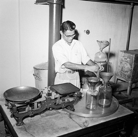 Téléchargez les photos : Séparation de l'eau et du pétrole brut, 1953 - en image libre de droit