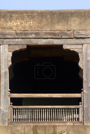 Balcón de madera y barandilla; puerta de Delhi darwaja entrada principal Nagarkhana de Shaniwarwada; Pune; Maharashtra; India