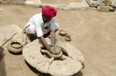 Foto de Potter haciendo olla de barro Jaisalmer Rajasthan India Asia - Imagen libre de derechos