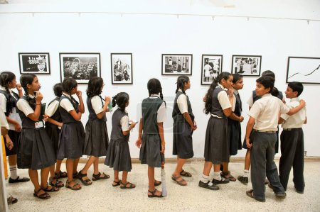 Téléchargez les photos : Étudiants à l'exposition de photographie Jagdish Agarwal, Jehangir Art Gallery, Mumbai, Maharashtra, Inde, Asie - en image libre de droit
