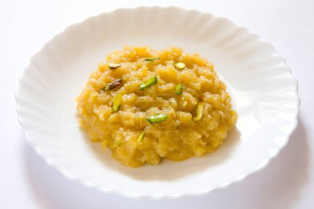 Téléchargez les photos : Nourriture indienne ; dessert sucré aubergine ka halwa fruits pomme caramel porridge - en image libre de droit