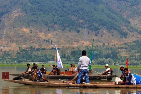 Téléchargez les photos : Touristes à dal lake, Srinagar, Cachemire, Inde, Asie - en image libre de droit