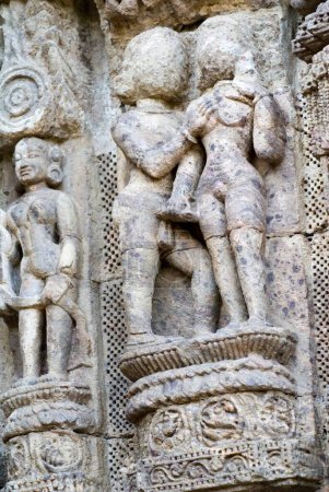 Téléchargez les photos : Couple en sculpture érotique dérivée de Kamasutra au complexe du temple du Soleil du patrimoine mondial à Konarak ; Orissa ; Inde - en image libre de droit