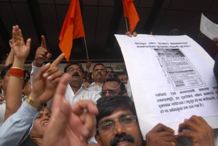 Téléchargez les photos : Shiv Sainiks proteste contre la suspension des employés par les grands magasins Big Bazaar à Bombay maintenant Mumbai, Maharashtra, Inde - en image libre de droit