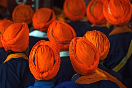 Téléchargez les photos : Jeunes sikhs en coiffure chez sachkhand sahib gurudwara à Nanded ; Maharashtra ; Inde 2-November-2008 - en image libre de droit