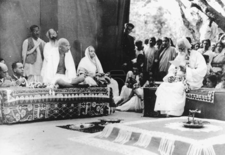 Téléchargez les photos : Le poète Rabindranath Tagore prononce un discours de bienvenue au Mahatma Gandhi et à sa femme Kasturba, février 1940 - en image libre de droit