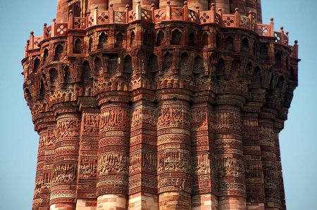 Caligrafía en Kutub Minar, Delhi, India