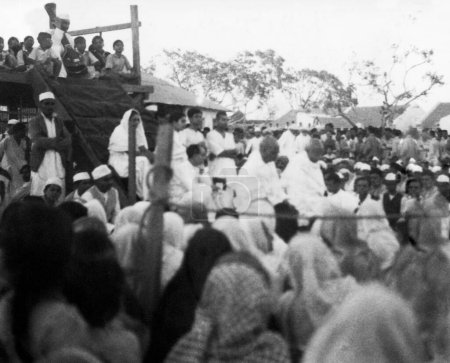 Foto de Mahatma Gandhi y Sardar Vallabhbhai Patel en una reunión de oración durante el ayuno de Mahatma Gandhis en el Ashram de Rashtriyashala; Rajkot; Marzo 1939 - Imagen libre de derechos