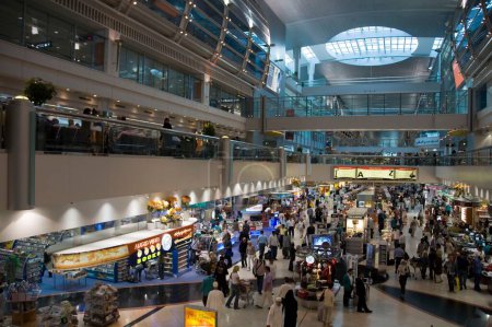 Foto de Multitud en el mercado de compras en el Aeropuerto Internacional de Dubai, Dubai Oriente Medio Emiratos Árabes Unidos - Imagen libre de derechos