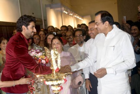 Foto de El actor de Bollywood del sur de Asia Abhishek Bachchan con el ministro de Finanzas P Chidambaram en la inauguración de Harmony Show, Bombay Mumbai, Maharashtra, India - Imagen libre de derechos