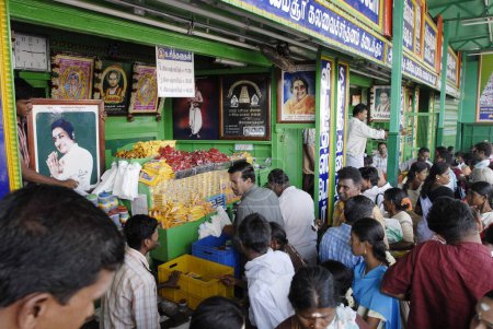 Téléchargez les photos : Stalle Panchamirtham près du sanctuaire Pillaiyar (temple Ganesh) Palani ; Tamil Nadu ; Inde - en image libre de droit