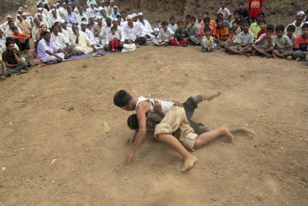 Téléchargez les photos : Deux lutteurs participent à une compétition de lutte lors d'une foire locale au village de Dimba, district de Pune, Maharashtra, Inde - en image libre de droit