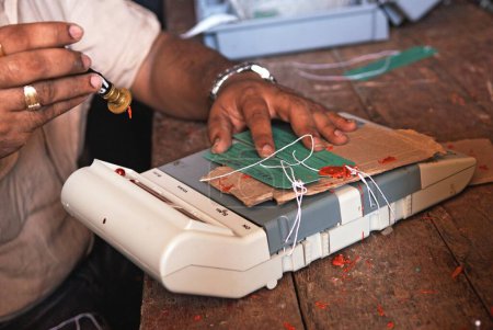 Téléchargez les photos : Le personnel du gouvernement a apposé le sceau de la commission électorale sur l'unité de contrôle de la machine de vote électronique ; Bombay Mumbai ; Maharashtra ; Inde 16-May-2009 - en image libre de droit