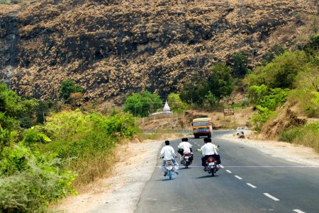 Téléchargez les photos : Transport sur la route nationale à Malshej ghat ; Maharashtra ; Inde - en image libre de droit