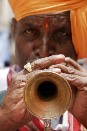 Téléchargez les photos : Instrument de musique indien appelé shehnai joué pendant le festival d'immersion du seigneur Ganesh ganpati dieu tête d'éléphant, Pune Maharashtra, Inde - en image libre de droit