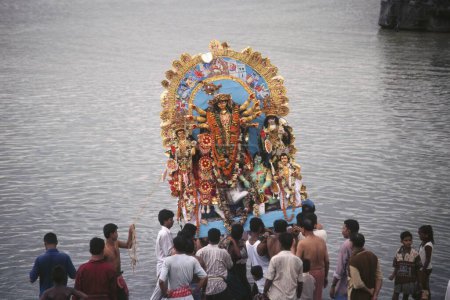 Téléchargez les photos : Déesse Durga Pooja puja immersion Hommage à la déesse mère pendant les neuf jours de Navaratri Festival, calcutta, bengale occidentale, Inde - en image libre de droit