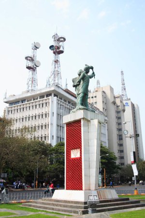 Foto de Estatua Hutatma Chowk y edificio de la central telefónica en la calle Veer Nariman carretera; Churchgate; Bombay Mumbai; Maharashtra; India - Imagen libre de derechos