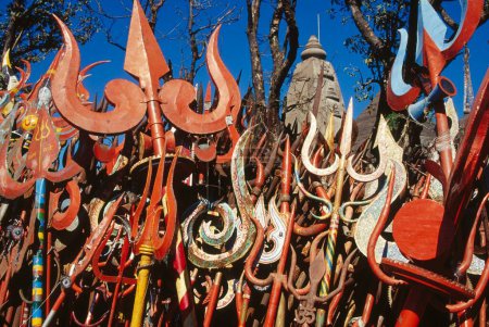 Téléchargez les photos : Seigneur Shiva tridents trishool, chauragadh, panchmarhi, madhya pradesh, Inde - en image libre de droit