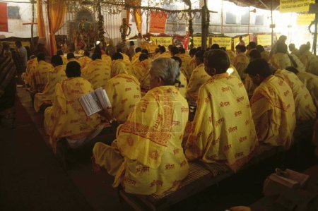 Foto de Sacerdotes cantando escrituras de libros sagrados, India - Imagen libre de derechos