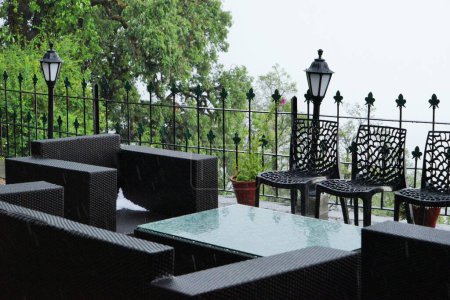 Sillas de hierro forjado, Rokeby Manor garden, Landour, Mussoorie, Uttarakhand, India, Asia
