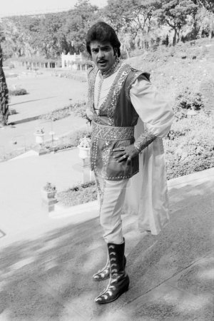 Téléchargez les photos : Vieux millésime indien années 1980 noir et blanc bollywood cinéma hindi film acteur, Inde, Jeetendra, Jitendra, acteur indien - en image libre de droit