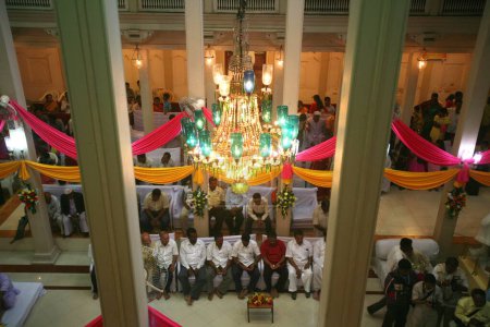 Téléchargez les photos : Salle Darbar du palais Shrimant Raja Saheb Vijaysingh Rao Patwardhans décoré pour le festival Ganesh à Sangli, Maharashtra, Inde - en image libre de droit