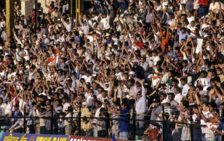 Téléchargez les photos : Foule au Cricket Stadium, Mumbai, Maharashtra, Inde - en image libre de droit