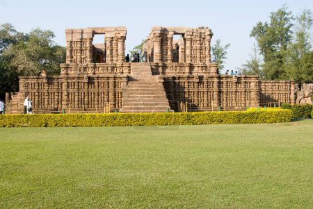 Téléchargez les photos : Salle de cérémonie à côté du temple du soleil du patrimoine mondial à Konarak en Orissa ; Inde - en image libre de droit