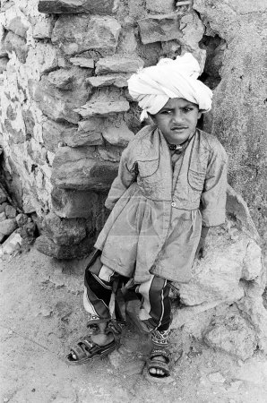 Foto de Niño de Kutch vestido con atuendo tradicional pueblo de Ghanethi, distrito de Kutch, Gujarat, India - Imagen libre de derechos