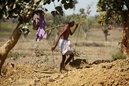 Foto de Viejo obrero llevando barro en Jharkhand, India - Imagen libre de derechos