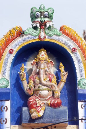 Téléchargez les photos : Sculpture colorée du seigneur Ganesh dans le temple de Rameswaram ; Char Dham ; Tamil Nadu ; Inde - en image libre de droit