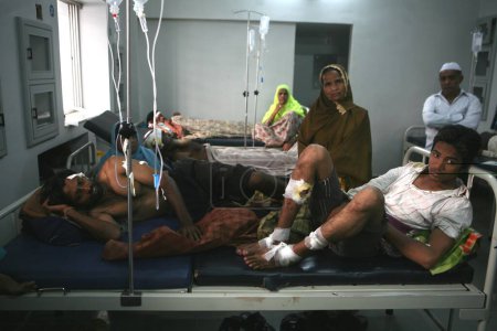 Téléchargez les photos : Des victimes de l'explosion d'une bombe soignées à l'hôpital voisin de Malegaon, Maharashtra, Inde 29 septembre 2008 - en image libre de droit