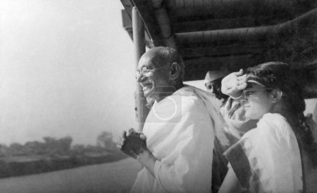 Foto de Mahatma Gandhi y Abha Gandhi en un barco mirando el río Brahmaputra en el camino a Midnapur Bengala Oriental, diciembre 1945 - Imagen libre de derechos