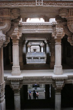 Téléchargez les photos : Gravure complexe sur pierre à Wav baoli bien construite Reine Rudabai 1498 à Adalaj 19 km Ahmedabad ; Gujarat ; Inde - en image libre de droit