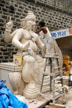 Téléchargez les photos : Homme faisant la grande idole du seigneur Ganesh à Chitrashala ; Éléphant dirigé dieu de l'hindouisme ; Festival Ganapati à Lalbaug ; Bombay Mumbai ; Maharashtra ; Inde - en image libre de droit