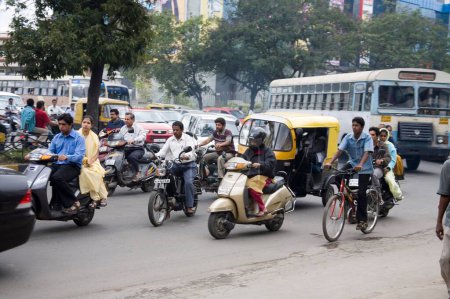Foto de Tráfico en carretera, caos concurrido M.G.Road, Bangalore, Karnataka, India - Imagen libre de derechos