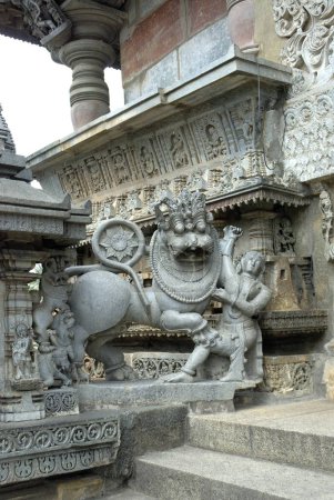 Téléchargez les photos : Hoysala symbole de l'homme tuant un tigre au temple Channakesava Vishnu ; Belur ; district Hassan ; Karnataka ; Inde - en image libre de droit