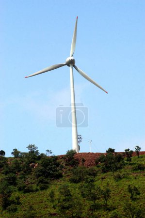 Téléchargez les photos : Parcs éoliens à Chitradurg ; 250 km de Bangalore ; Karnataka ; Inde - en image libre de droit