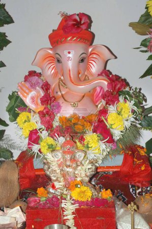 Téléchargez les photos : Seigneur Ganesh ganpati Idol, Dieu tête d'éléphant, porte chance, supprime les obstacles, Inde - en image libre de droit