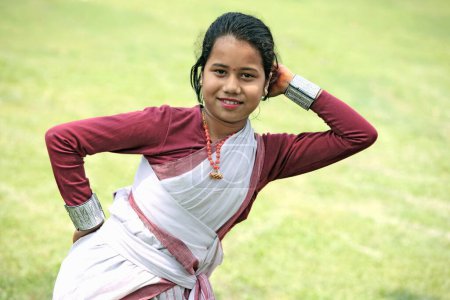 Foto de Chica asamesa realizando danza y celebrando el festival Bihu (celebración del año nuevo) Assam, India - Imagen libre de derechos
