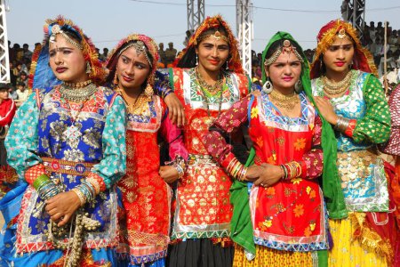 Foto de Chicas vestidas con traje tradicional de Rajasthani en la feria de Pushkar, Rajastán, India - Imagen libre de derechos