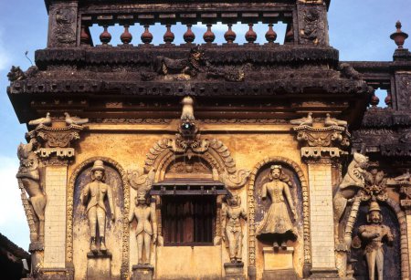 Téléchargez les photos : Sahib et dame sculptés sur Nattukottai chettiar ou maison nagarathar, Chettinad, Tamil Nadu, Inde - en image libre de droit