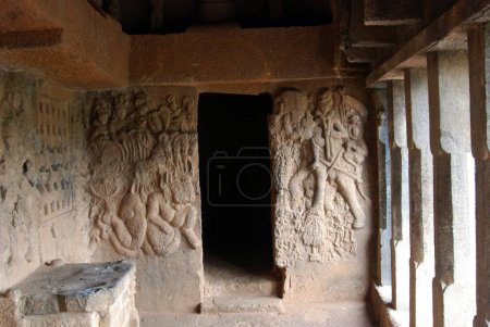 Foto de Tallados en roca Imágenes Arquitectura Hinayana en el siglo XII en las cuevas de Bhaja; Bhaja Village; Lonavala; Maharashtra; India - Imagen libre de derechos