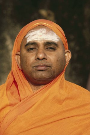 Téléchargez les photos : Hindu sanyasi sur fond flou, Inde - en image libre de droit