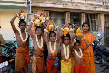 Foto de Niños llevando macetas de leche en la cabeza durante el festival Vaikasi Visakam, Tirupparankundram, Tamil Nadu, India - Imagen libre de derechos