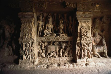 Foto de Estatuas en la cueva de Ellora NO.14, Aurangabad, Maharashtra, India - Imagen libre de derechos