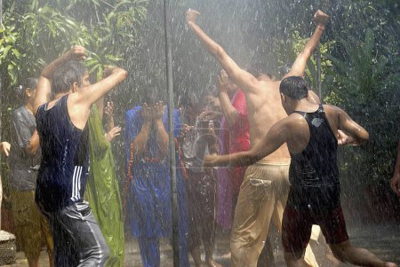 Foto de India amigos de la familia hombres mujeres lluvia bailando disfrutando, India, Asia - Imagen libre de derechos