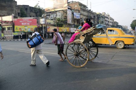 Foto de Mano tirador rickshaw con los pasajeros en Calcuta India - Imagen libre de derechos